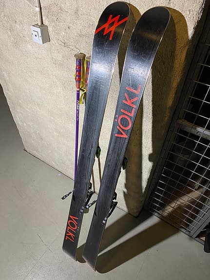 Twin Tip Skidor 155 cm – Völkl Ledge + Marker Bindningar + Völkl Stavar