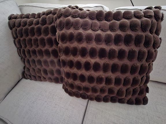 Ceanis bruna prydnadskuddar med bubbelmönster