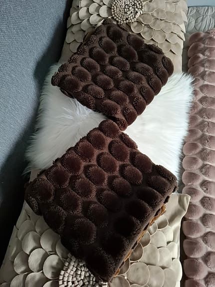 Ceanis bruna prydnadskuddar med bubbelmönster