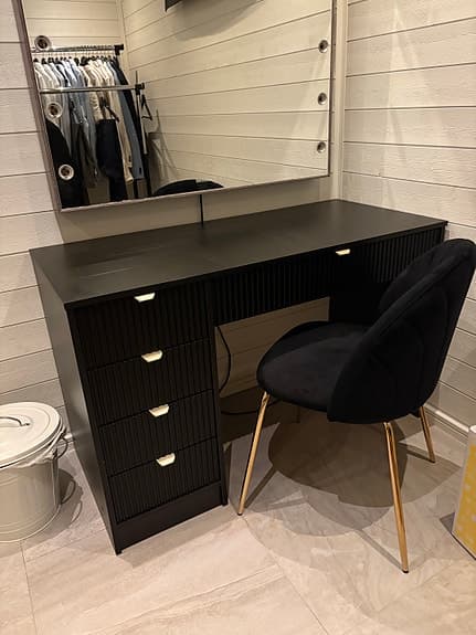 Skrivbord/sminkbord + stol