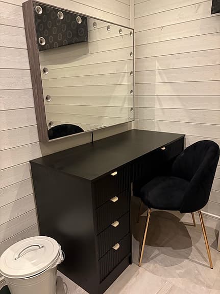 Skrivbord/sminkbord + stol