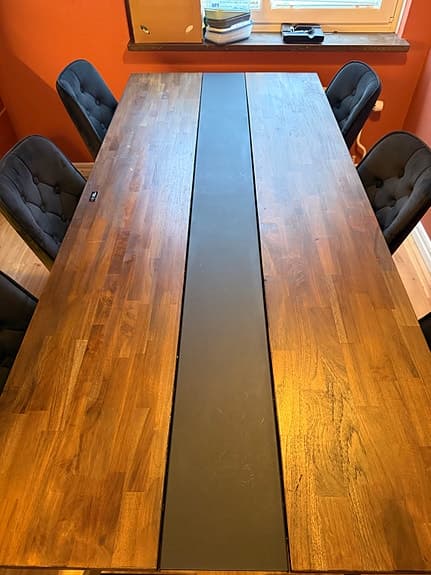 Fin matgrupp i teak med 6 sammetsstolar (Venture Home)