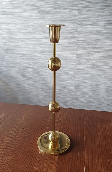 Newport ljusstake i mässing med tre kulor