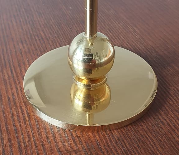 Newport ljusstake i mässing med tre kulor