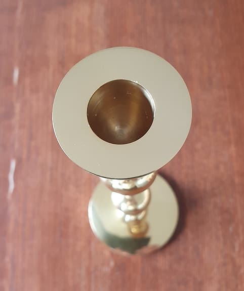 Newport ljusstake i mässing med tre kulor