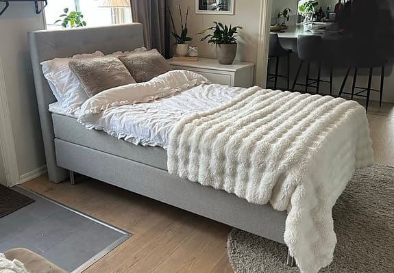 Mio kontinentalsäng 120 cm grå med huvudgavel