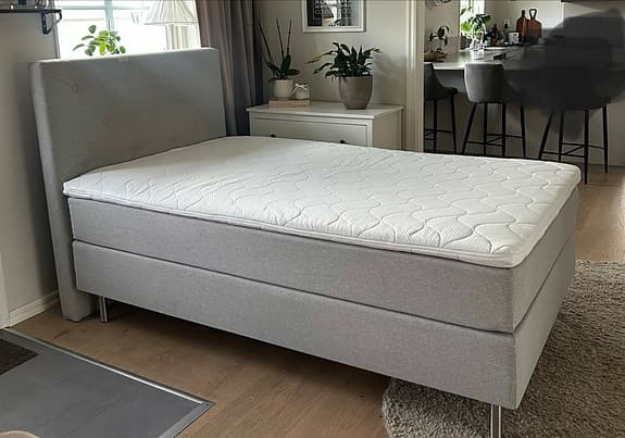 Mio kontinentalsäng 120 cm grå med huvudgavel