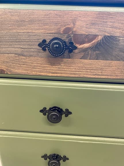 Unik mindre byrå i trä & grön finish, retro charm i mycket fint skick
