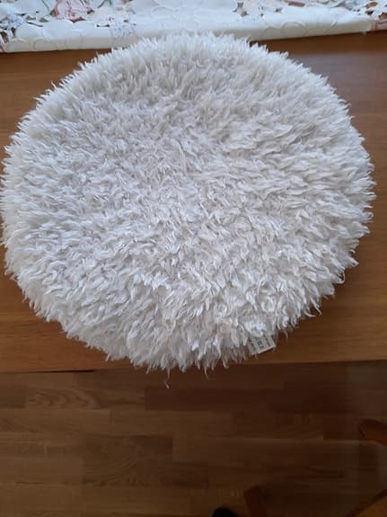 Rund vit sittdyna i fårskinnslook