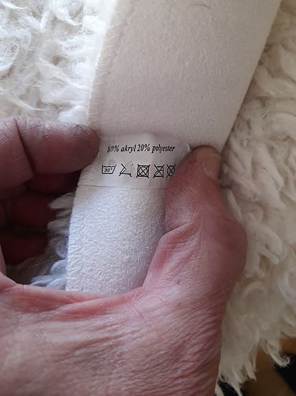 Rund vit sittdyna i fårskinnslook