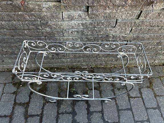 BLOMMBORD i metall med fina detaljer