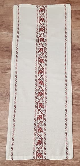 Väldigt fint bordduk/löpare med underbara handbroderade bårdmönster