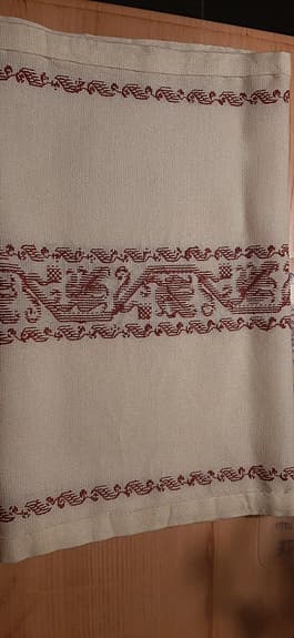 Väldigt fint bordduk/löpare med underbara handbroderade bårdmönster