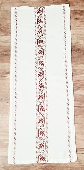 Väldigt fint bordduk/löpare med underbara handbroderade bårdmönster