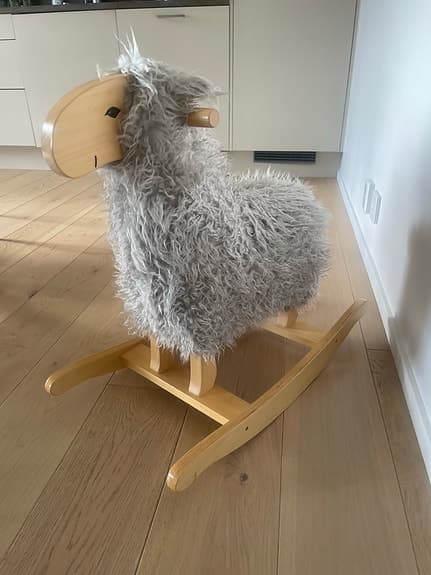Teddykompaniet gunghäst får i trä grå