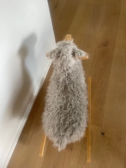 Teddykompaniet gunghäst får i trä grå