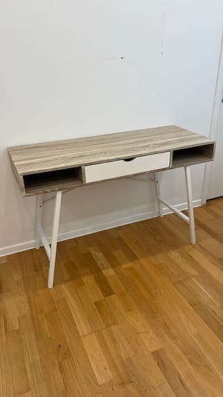 Skrivbord från Jysk– fint skick och stabilt