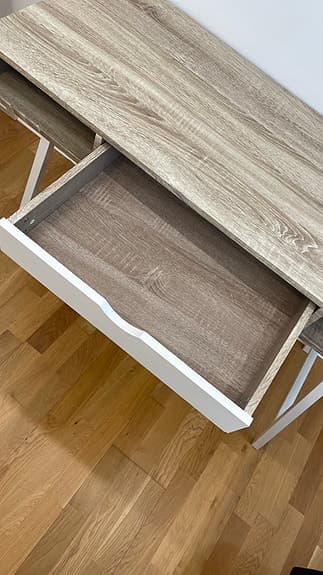 Skrivbord från Jysk– fint skick och stabilt