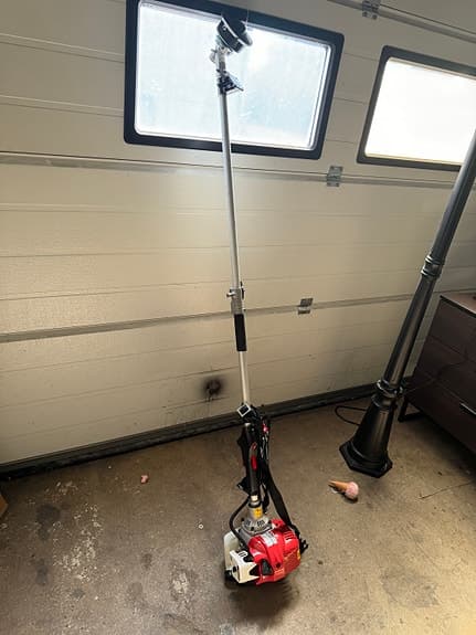 Röd bensindriven röjsåg/trimmer