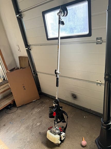 Röd bensindriven röjsåg/trimmer