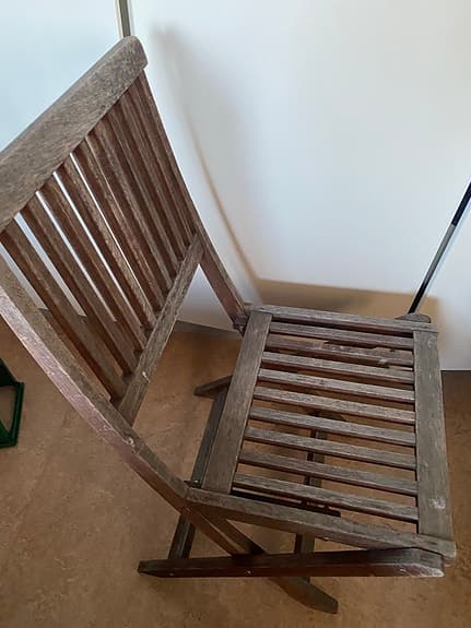 Hopfällbar trästol med ribbad sits och rygg