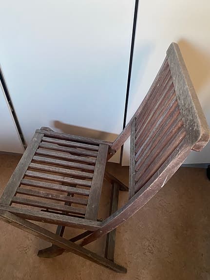 Hopfällbar trästol med ribbad sits och rygg