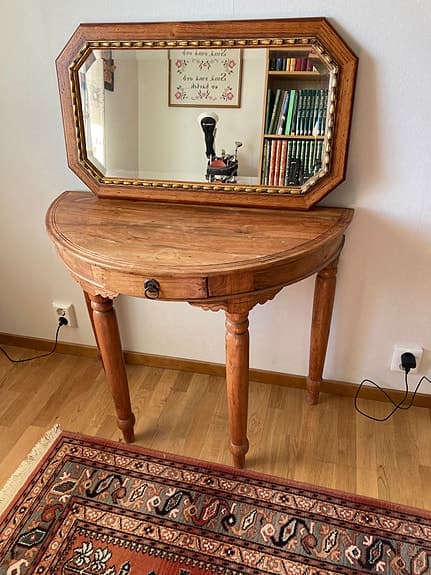 Hallbord med spegel