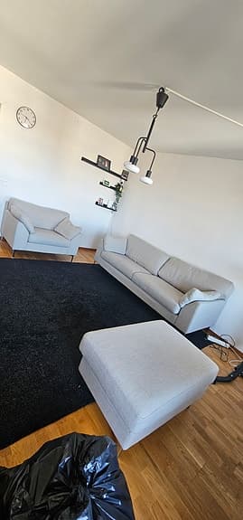 Beige soffgrupp med 3-sits soffa, fåtölj och fotpall