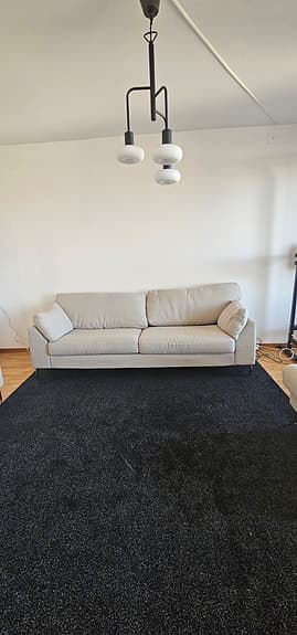 Beige soffgrupp med 3-sits soffa, fåtölj och fotpall