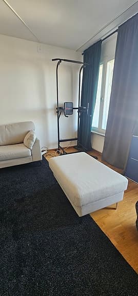 Beige soffgrupp med 3-sits soffa, fåtölj och fotpall
