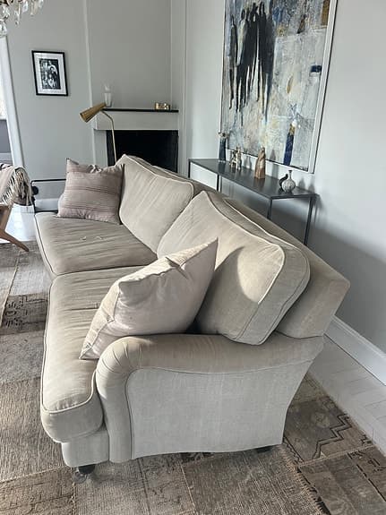 Trevlig beige soffa i Howard-stil