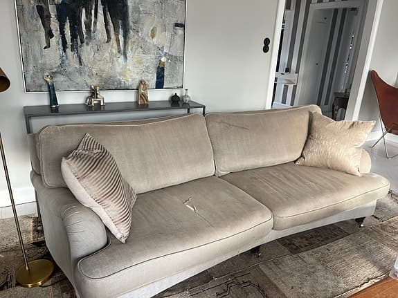 Trevlig beige soffa i Howard-stil