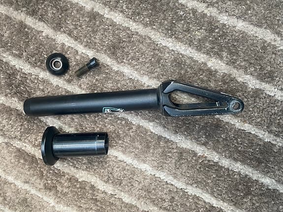 Bestial Wolf framgaffel 110 mm till stunt sparkcykel