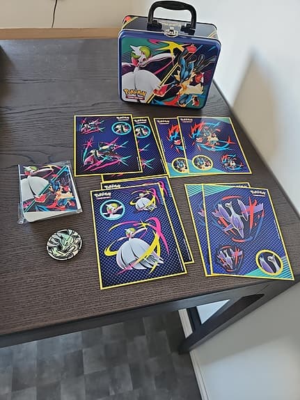 Pokémon samlarlåda med kort, mynt och tillbehör