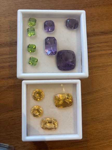 Naturliga ädelstenar Citrin (gul) Ametist (lilla) och Peridot (grön)