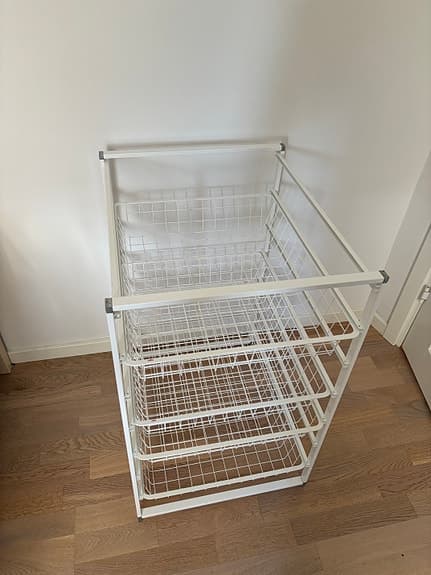 Elfa förvaringsställ med trådbackar vit