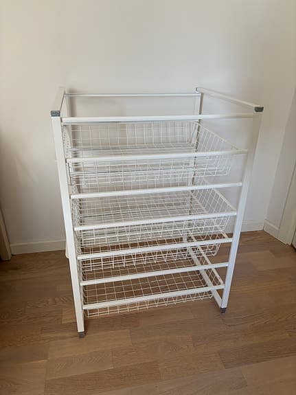 Elfa förvaringsställ med trådbackar vit