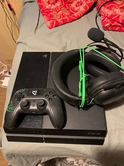 Sony Playstation 4 spelkonsol med handkontroll och headset