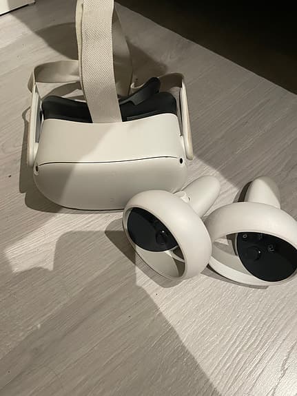 Oculus Quest VR‑headset med handkontroller vit
