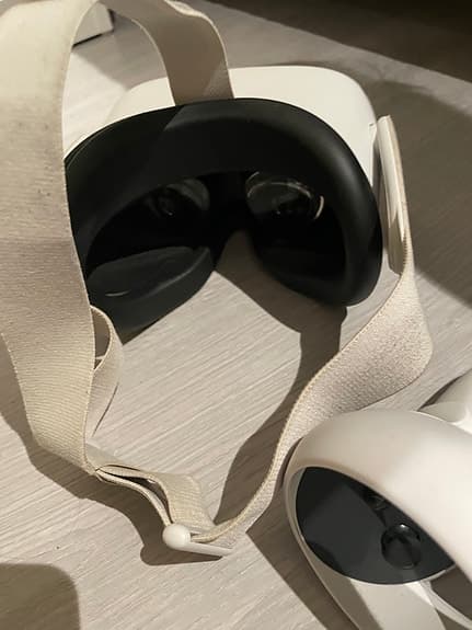 Oculus Quest VR‑headset med handkontroller vit