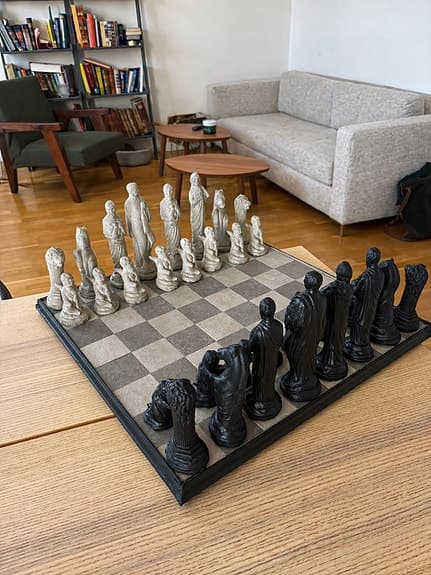 Handgjord schackset med Sten pjäser