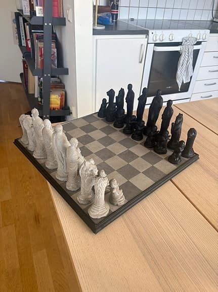 Handgjord schackset med Sten pjäser