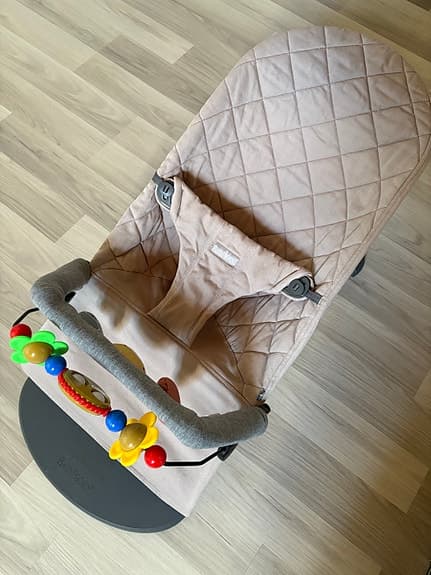 Babybjörn babysitter med 2 leksaksbågar