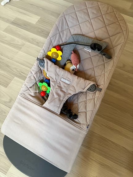Babybjörn babysitter med 2 leksaksbågar