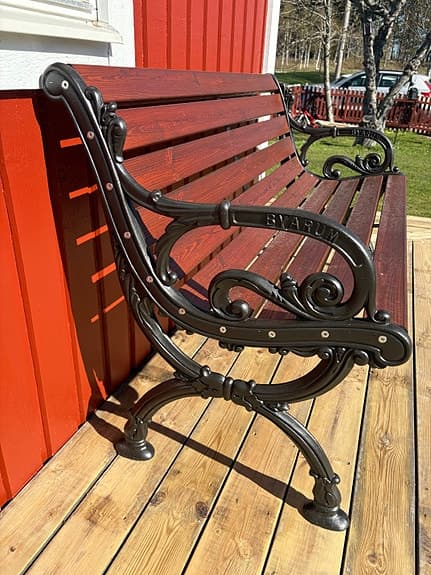 Byarum bänk med gjutjärnsstativ