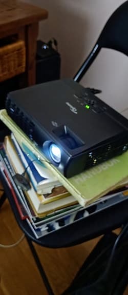 Projektor Optoma, endast 234 lamptimmar förbrukade