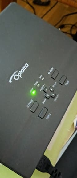 Projektor Optoma, endast 234 lamptimmar förbrukade