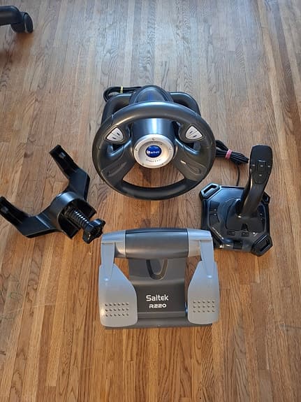Gaming-paket: Saitek R220 Ratt & Pedaler + Logitech Attack 3 Joystick