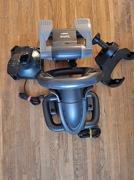 Gaming-paket: Saitek R220 Ratt & Pedaler + Logitech Attack 3 Joystick