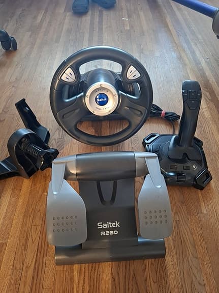 Gaming-paket: Saitek R220 Ratt & Pedaler + Logitech Attack 3 Joystick
